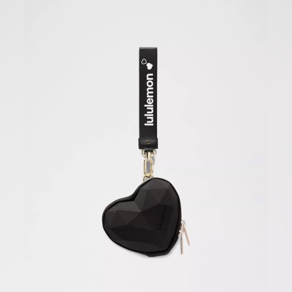 169 🆕🖤 Lululemon Heart Wristlet - Black/Gold
